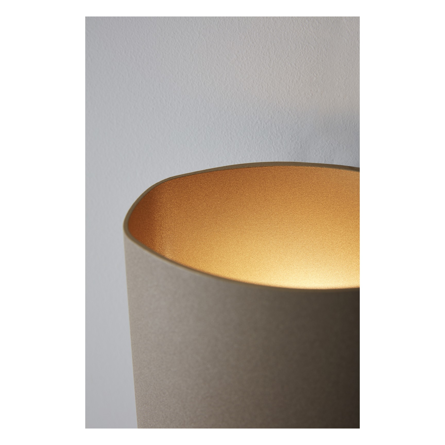 SINNE VÄGGLAMPA G9 VITSTR/MÄSSING SLADD NER