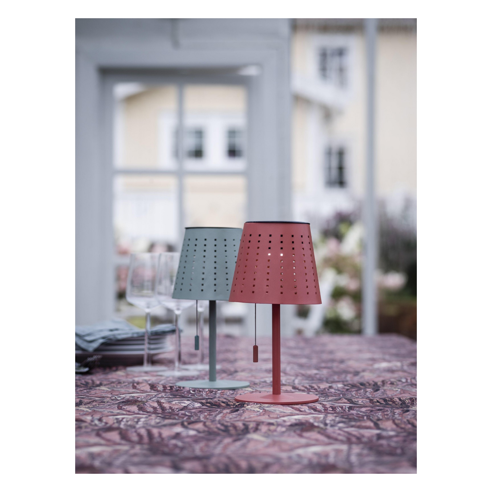 HALVAR UTOMHUSLAMPA Sol/USB Röd 30cm