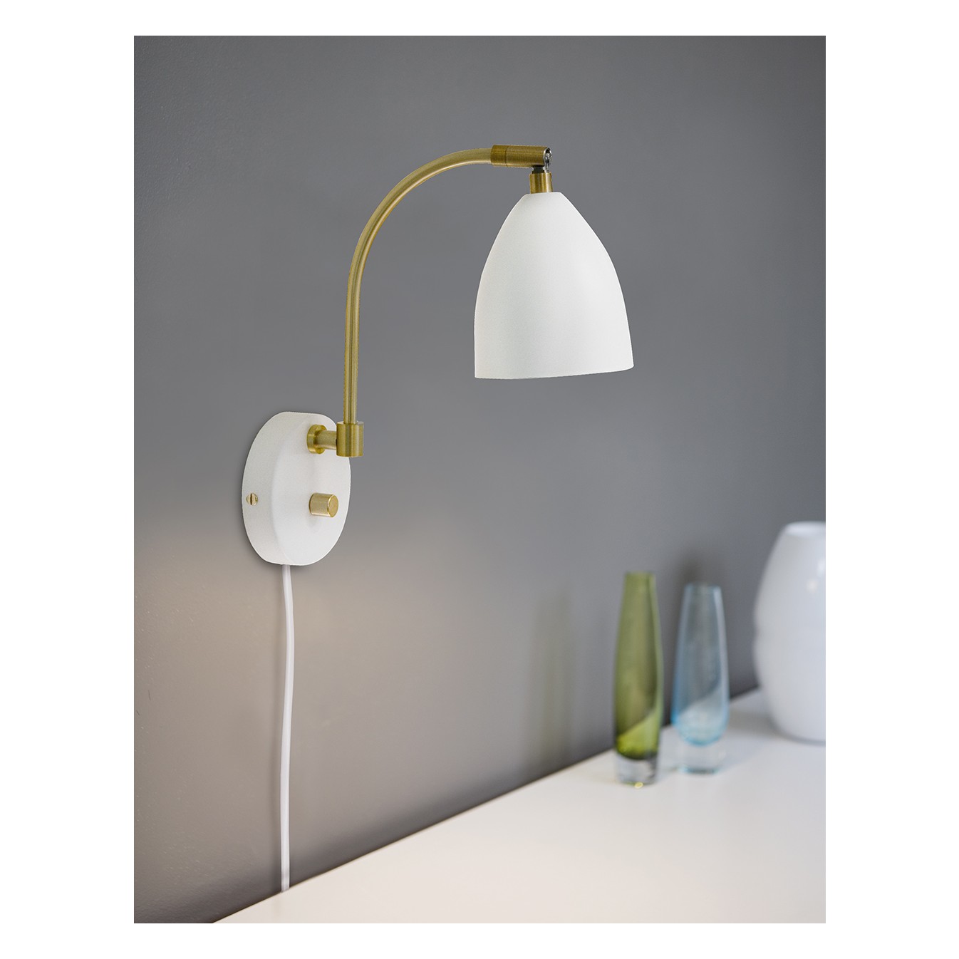 DELUXE VÄGGLAMPA VIT/MÄSSING