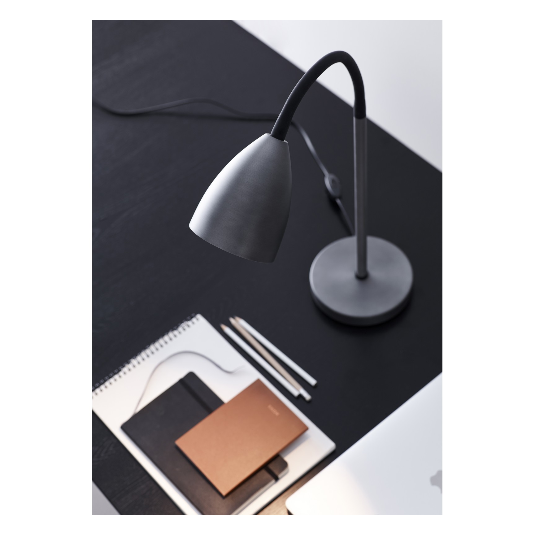 TROTSIG BORDSLAMPA OXIDGRÅ GU10