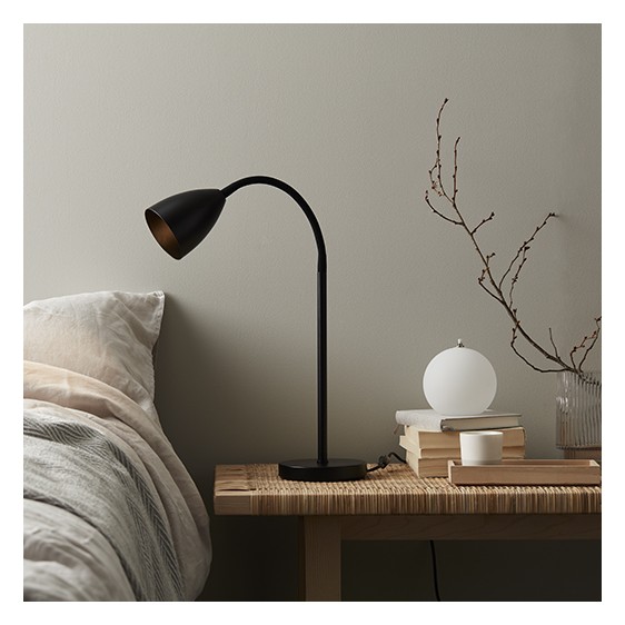 TROTSIG BORDSLAMPA MATTSVART
