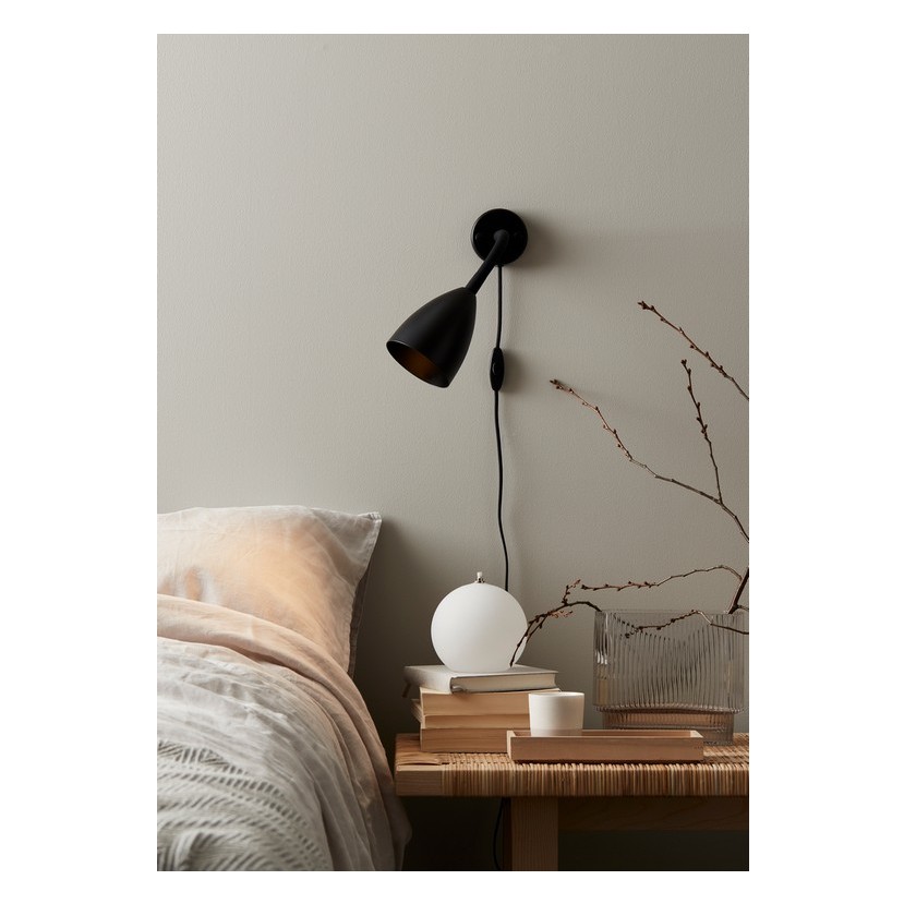 TROTSIG VÄGGLAMPA MATTSVART