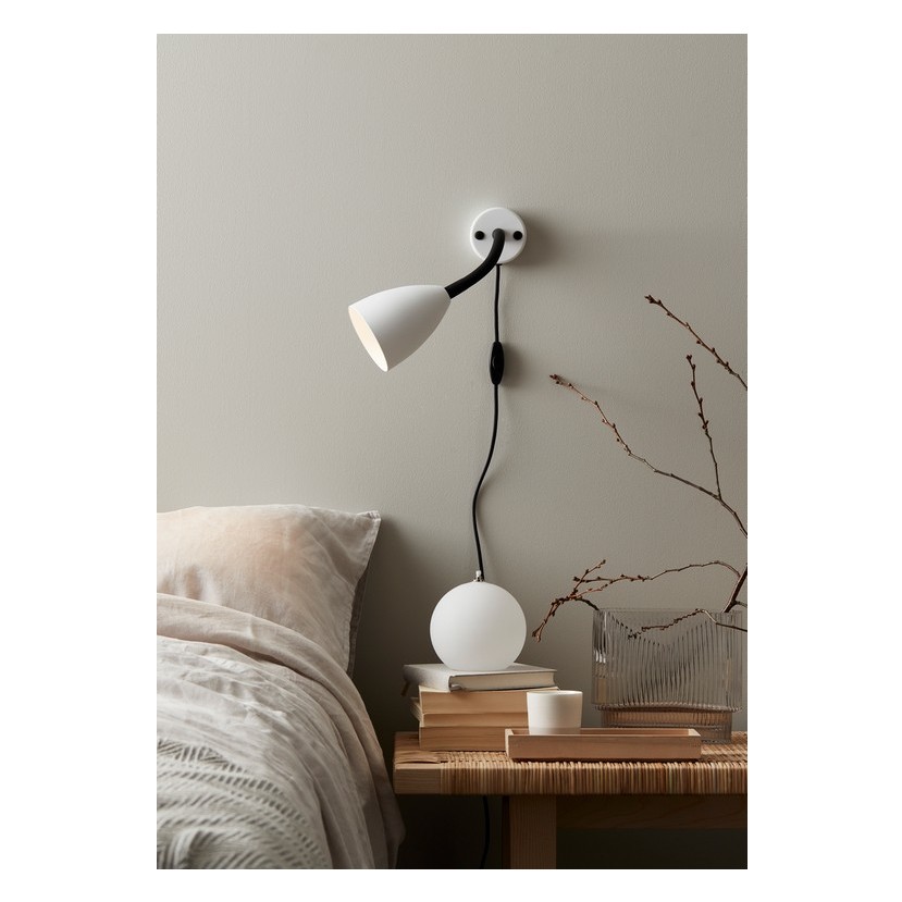 TROTSIG VÄGGLAMPA MATTVIT