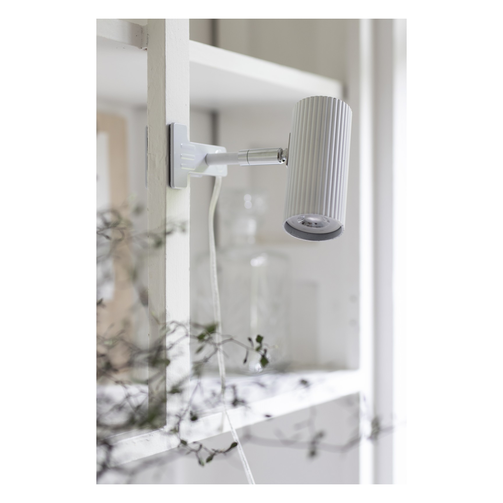 HUBBLE VÄGG/KLÄMSPOT VIT