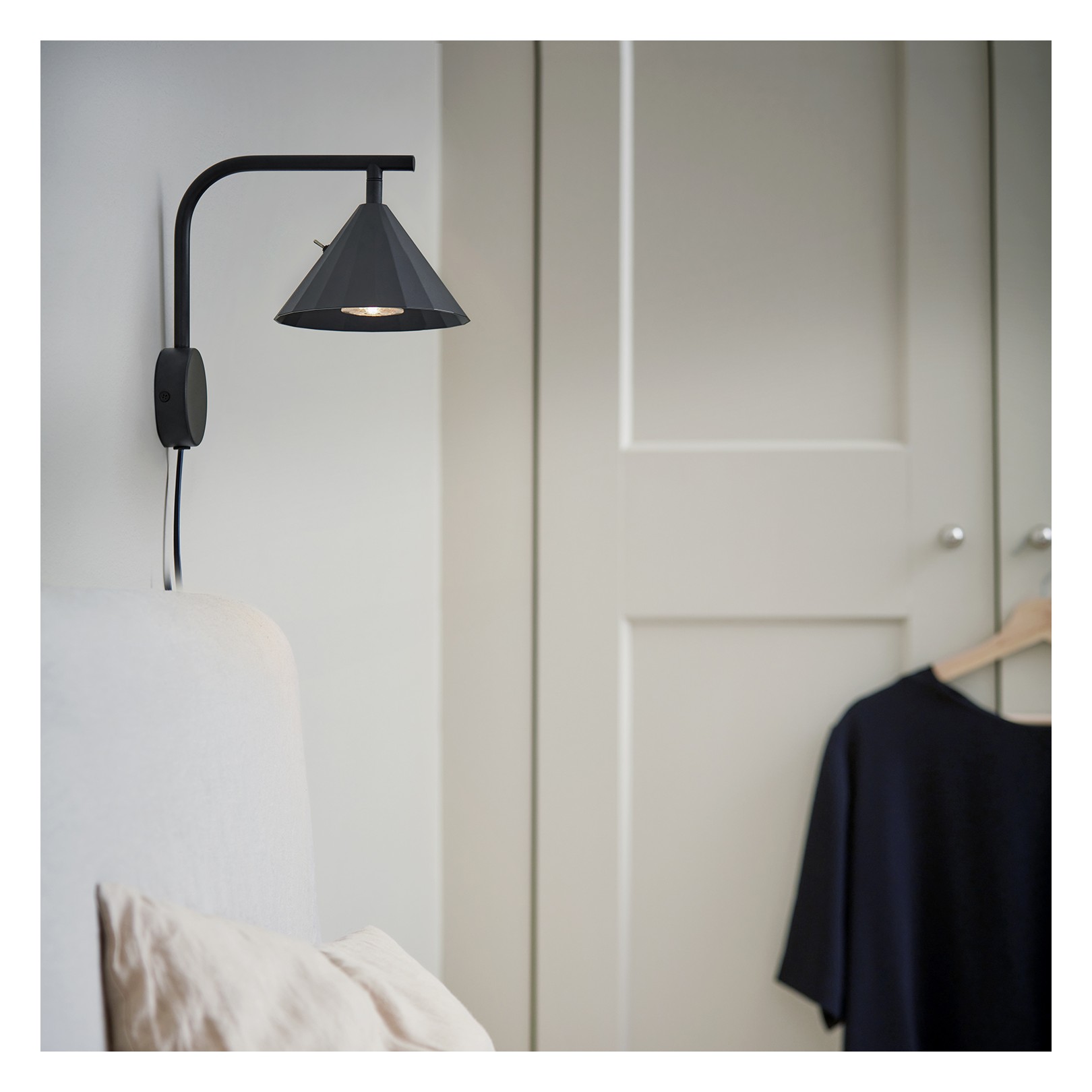 RAIN VÄGGLAMPA SVART