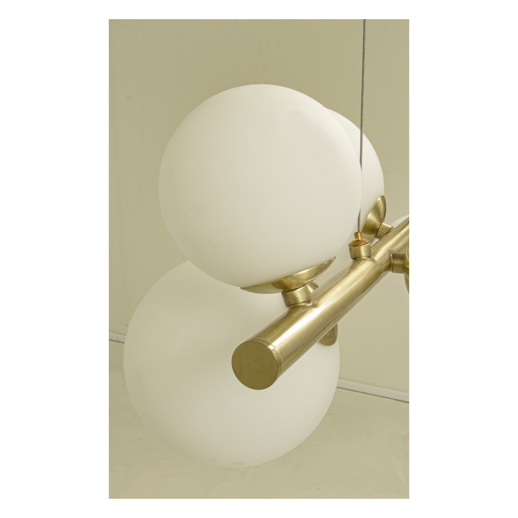 MOLEKYL Taklampa L58 Matt mässing/Opalvit