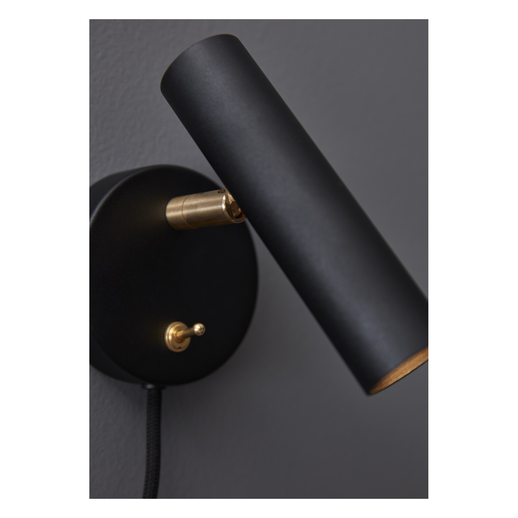 SLENDER VÄGGLAMPA SVART STRUKTUR/MÄSSING GU10