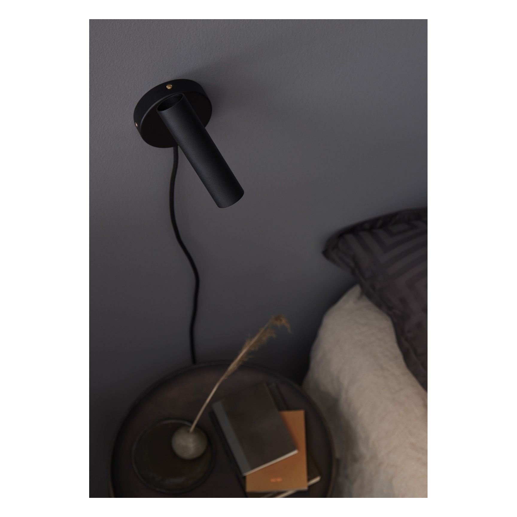 SLENDER VÄGGLAMPA SVART STRUKTUR/MÄSSING GU10